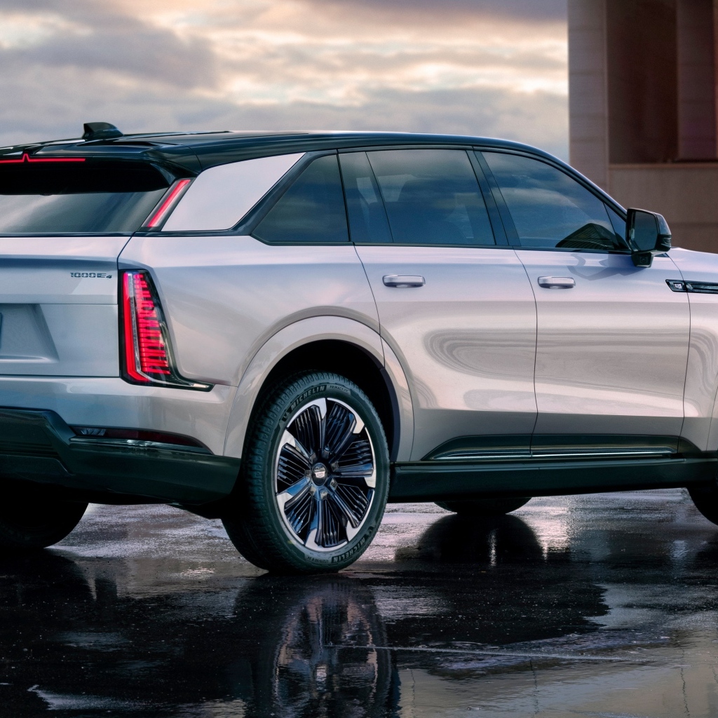 Стильный дорогой автомобиль Cadillac Escalade IQ Sport 2025 года