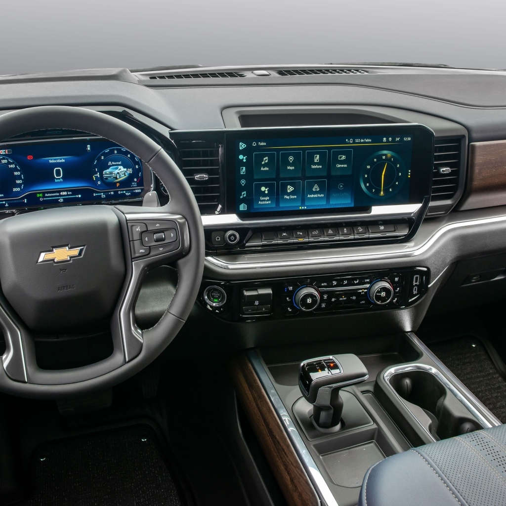 Салон автомобиля Chevrolet Silverado 2023 года
