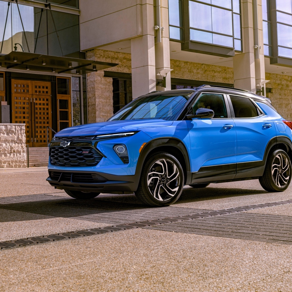 Синий кроссовер Chevrolet TrailBlazer RS 2024 года