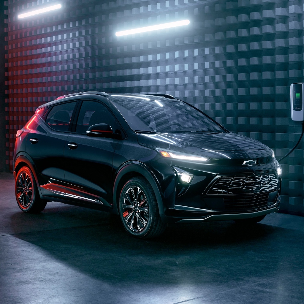 Электрокар Chevrolet Bolt на заправке