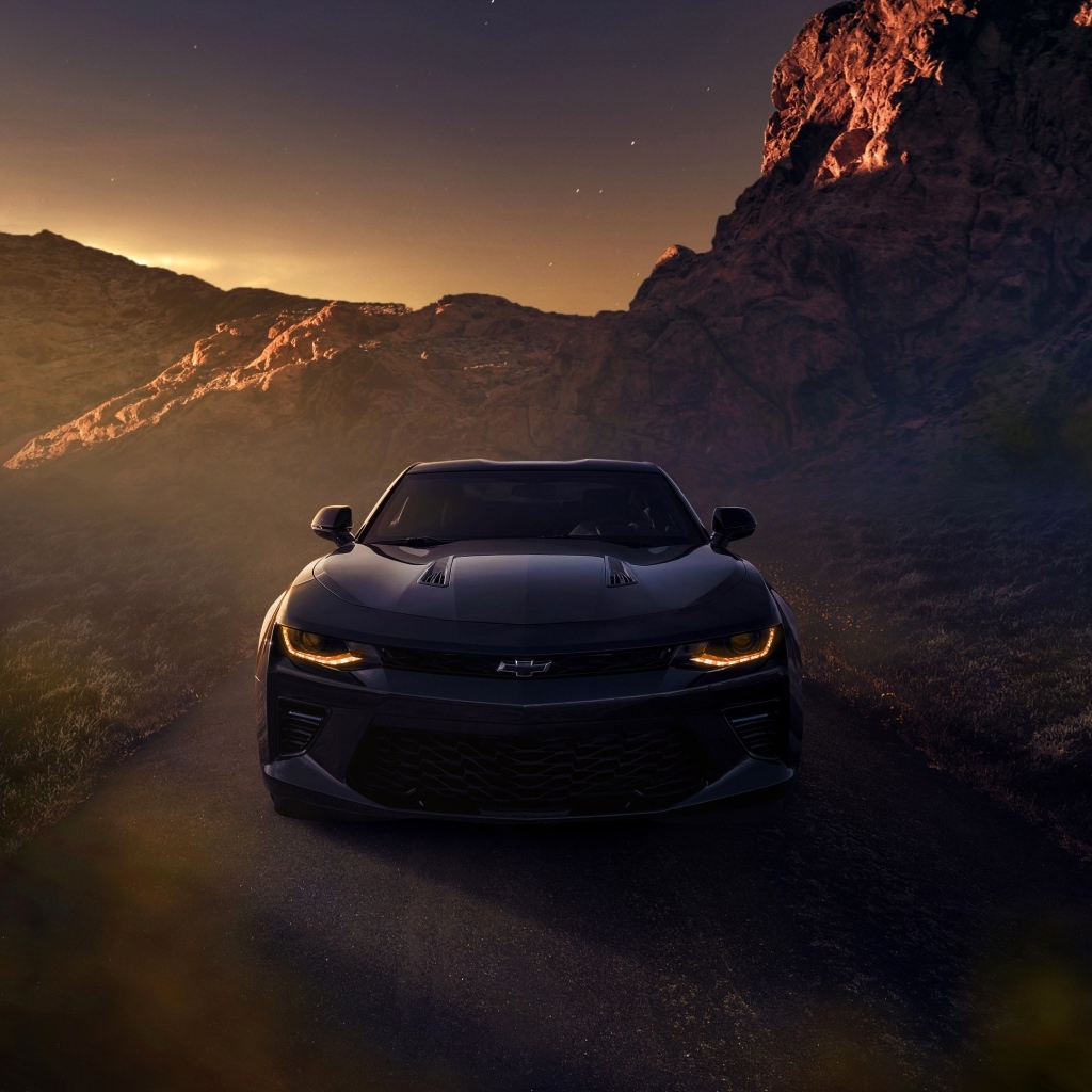 Автомобиль Chevrolet Camaro SS в горах