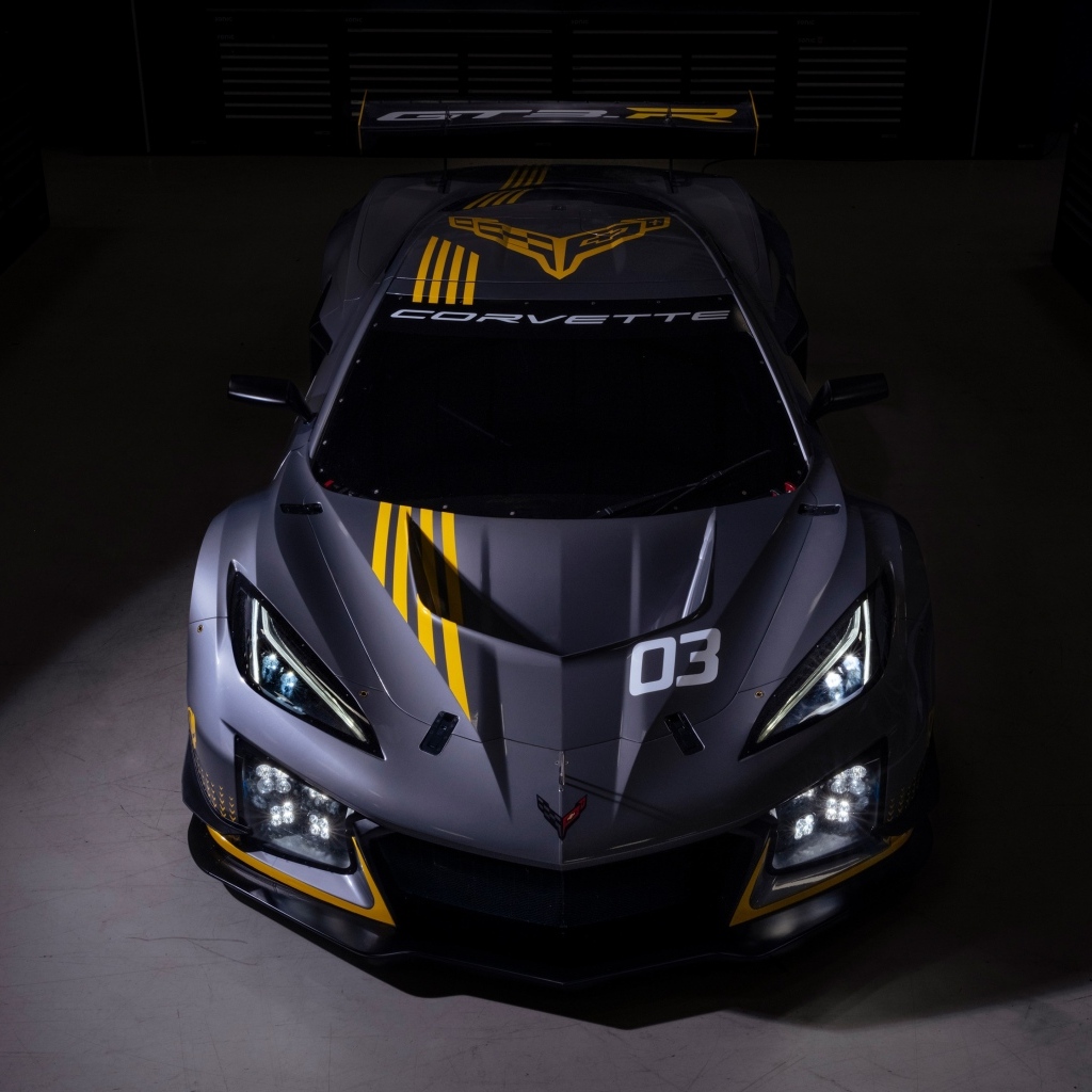 Спортивный автомобиль Chevrolet Corvette Z06 GT3 R вид спереди