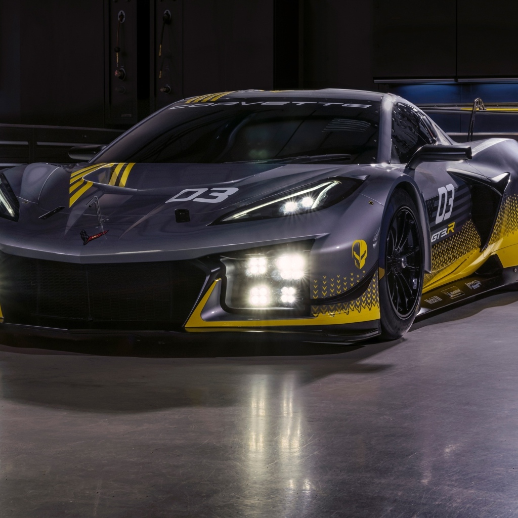 Спорткар Chevrolet Corvette Z06 GT3 R с включенными фарами