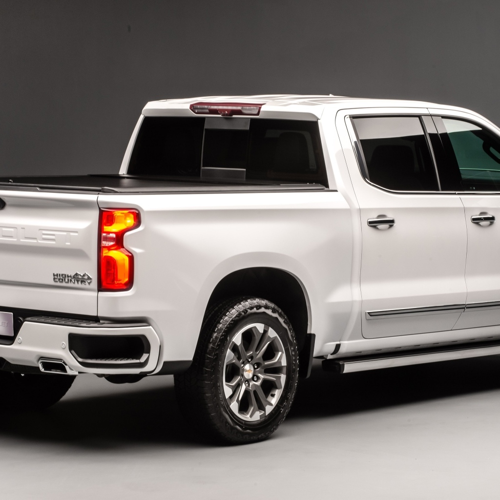 Автомобиль Chevrolet Silverado вид сзади на сером фоне