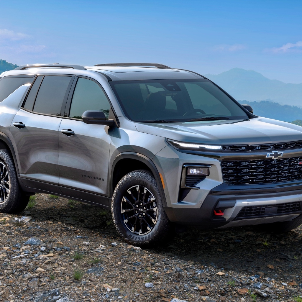 Большой серебристый Chevrolet Traverse Z71 2024 года в горах
