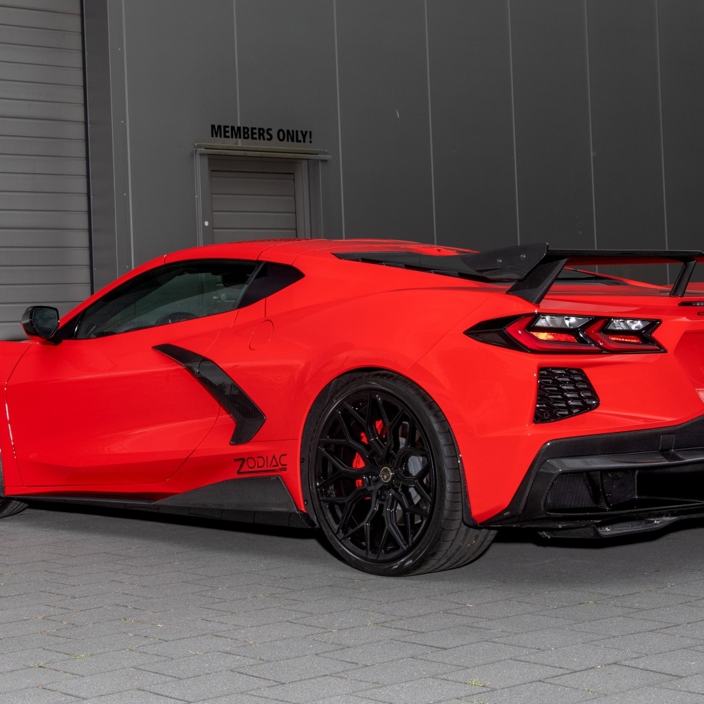 Вид сзади на красный автомобиль Chevrolet Corvette Zodiac 2023 года