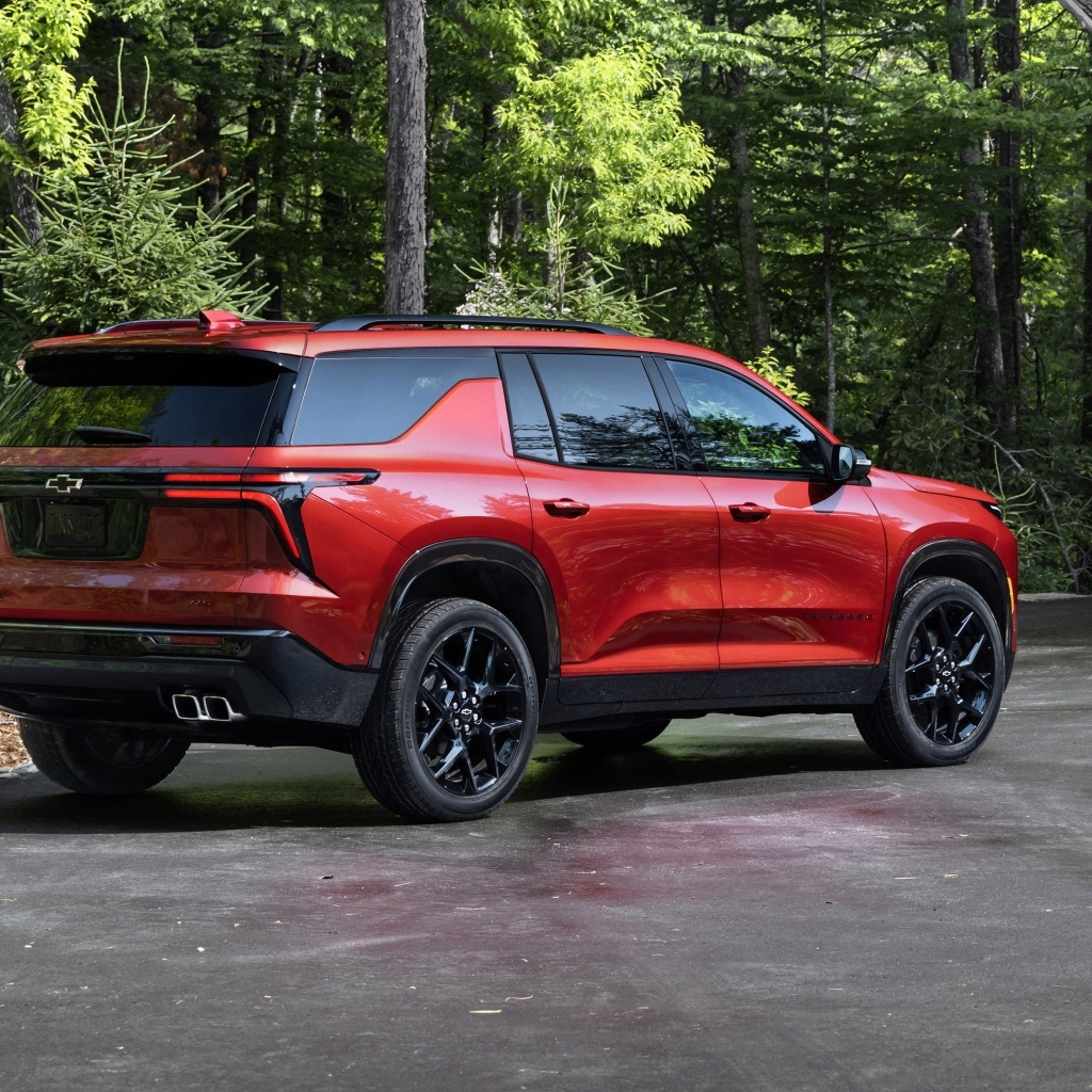 Вид сзади на красный внедорожник Chevrolet Traverse RS 2024 года