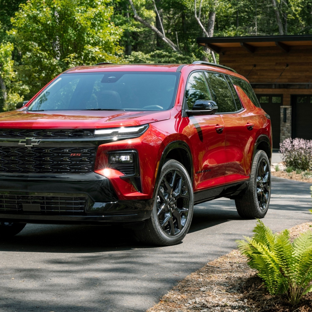 Красный внедорожник Chevrolet Traverse RS 2024 года