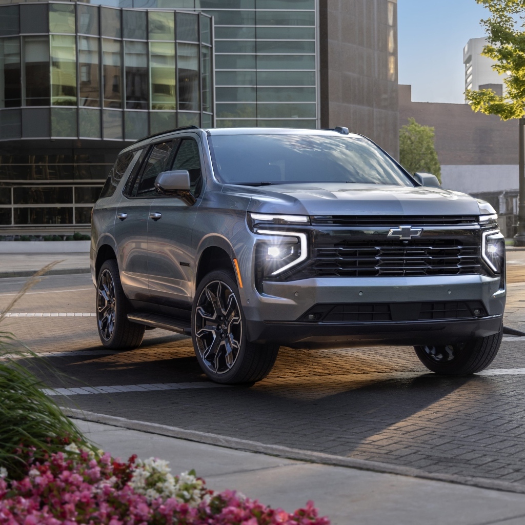 Серебристый внедорожник Chevrolet Tahoe RST 2025  года