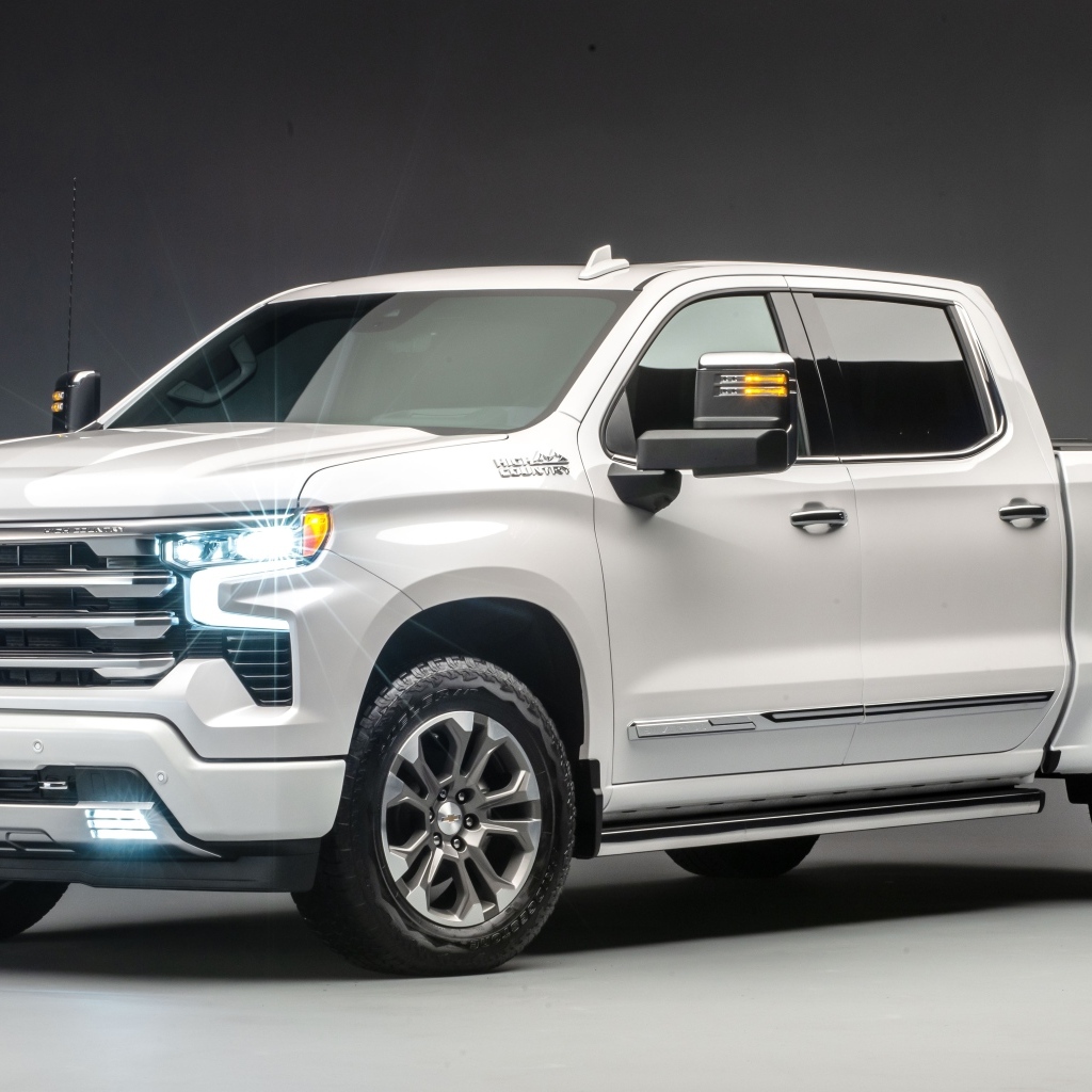 Белый дорогой пикап Chevrolet Silverado 2023 года на сером фоне