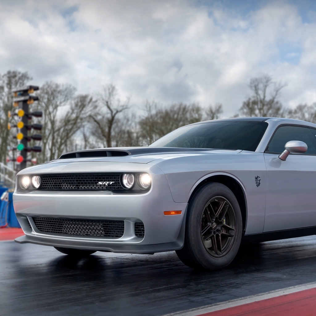 Быстрый автомобиль Dodge Challenger SRT Demon 2023 года