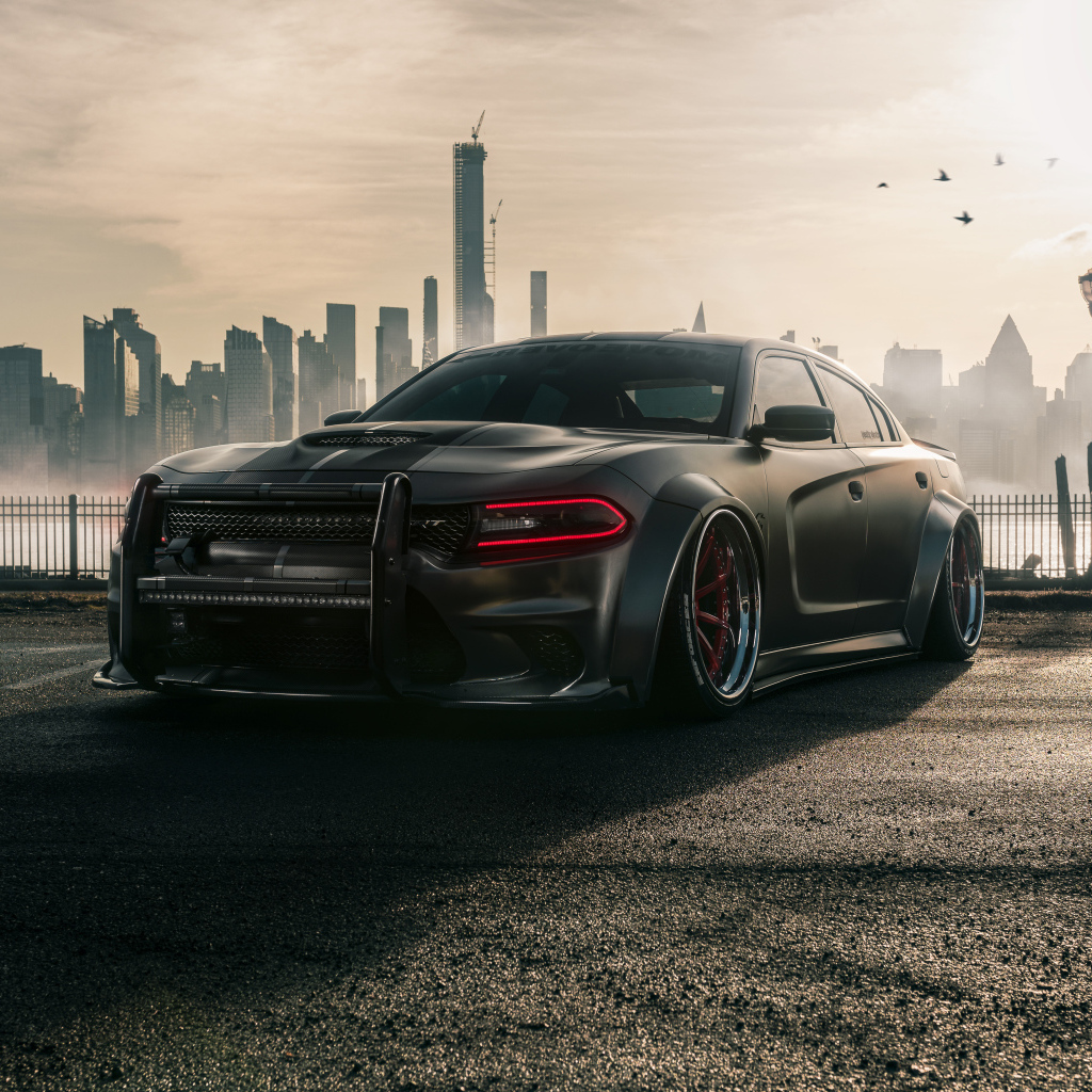 Автомобиль Dodge Charger Hellcat Enforcer на фоне города
