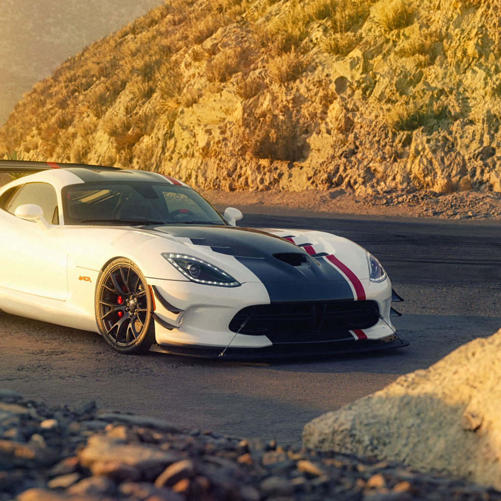 Автомобиль Dodge Viper ACR в горах