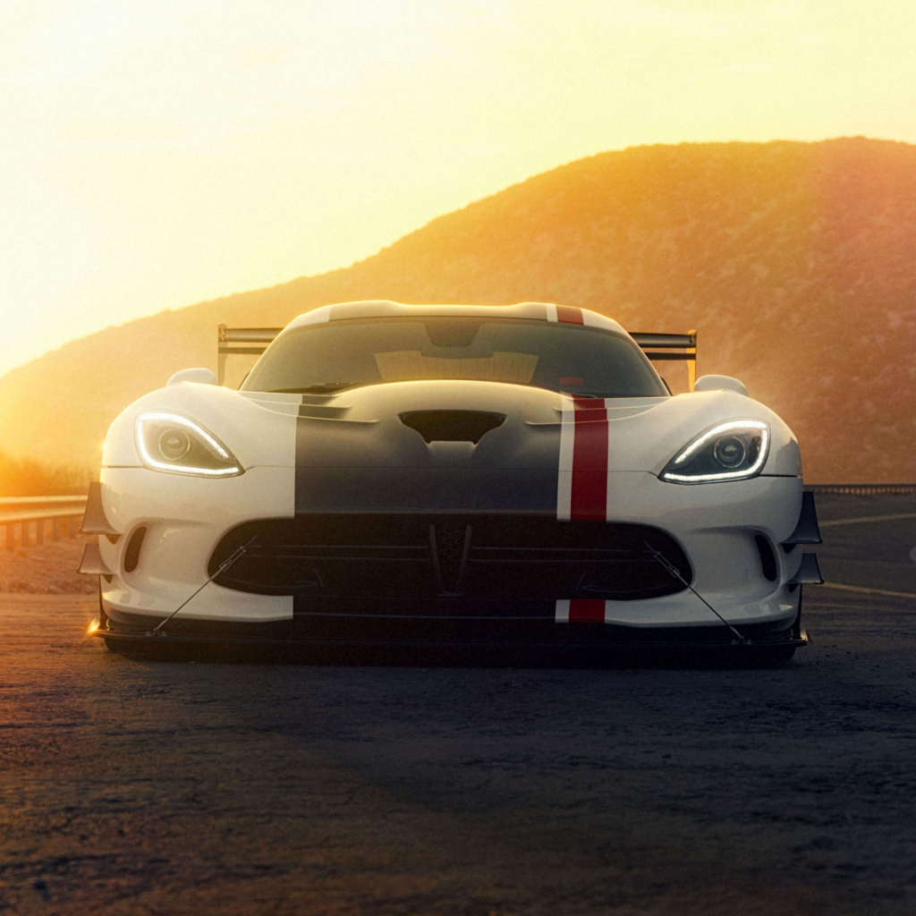 Автомобиль Dodge Viper ACR в лучах солнца