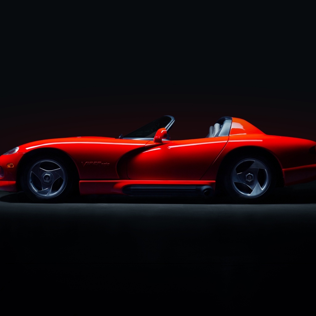Красный Dodge Viper RT10 на черном фоне