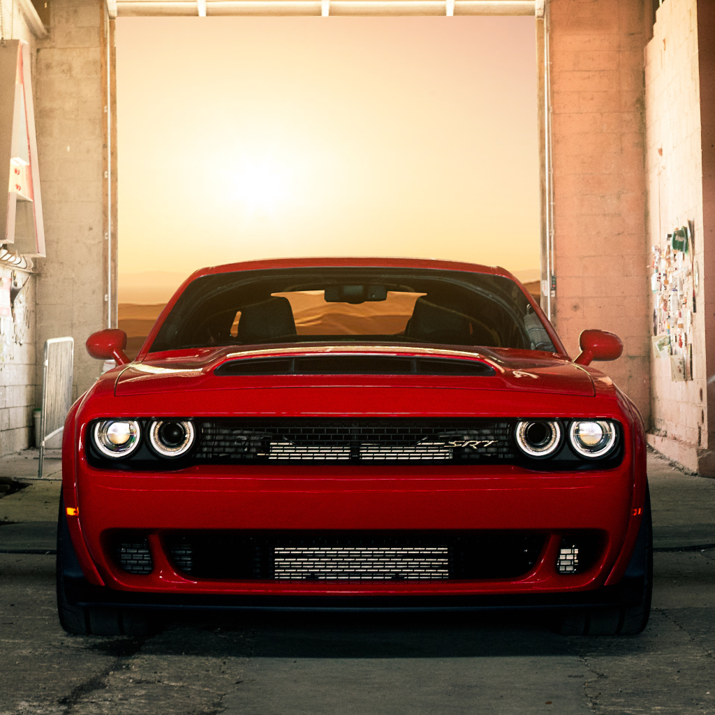 Красный автомобиль Dodge Challenger SRT Demon в гараже