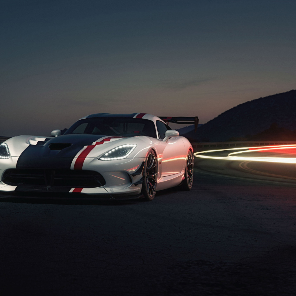 Спортивный Dodge Viper ACR на дороге ночью
