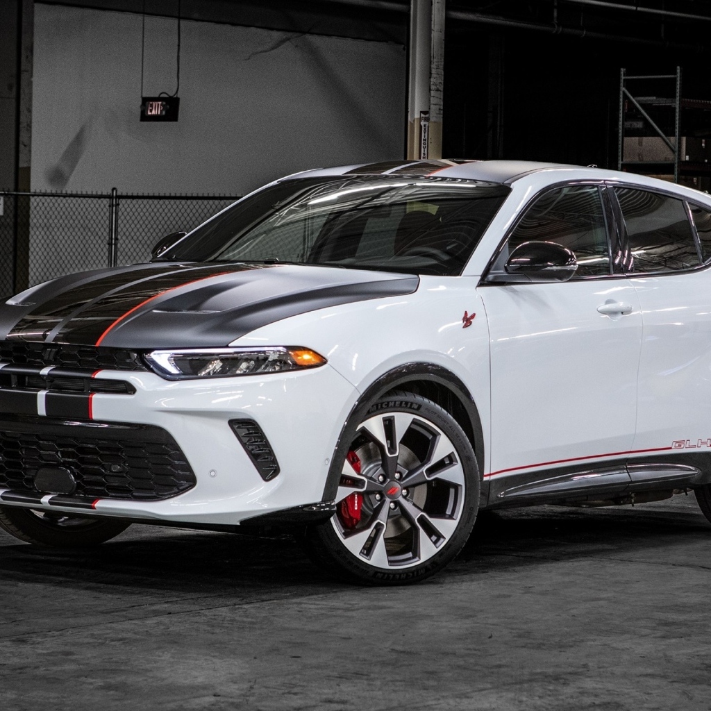 Белый автомобиль Dodge Hornet RT GLH