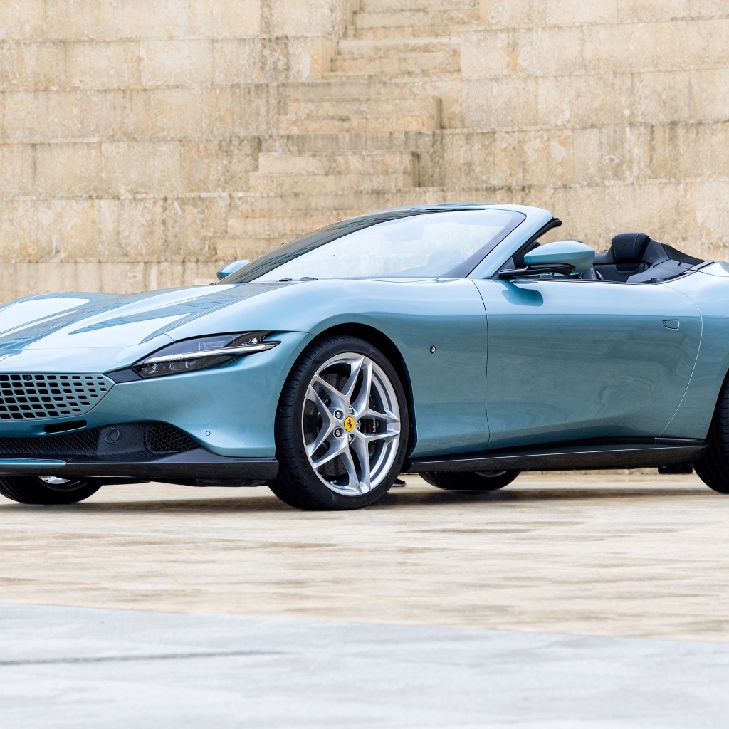 Кабриолет Ferrari Roma Spider 2023 года