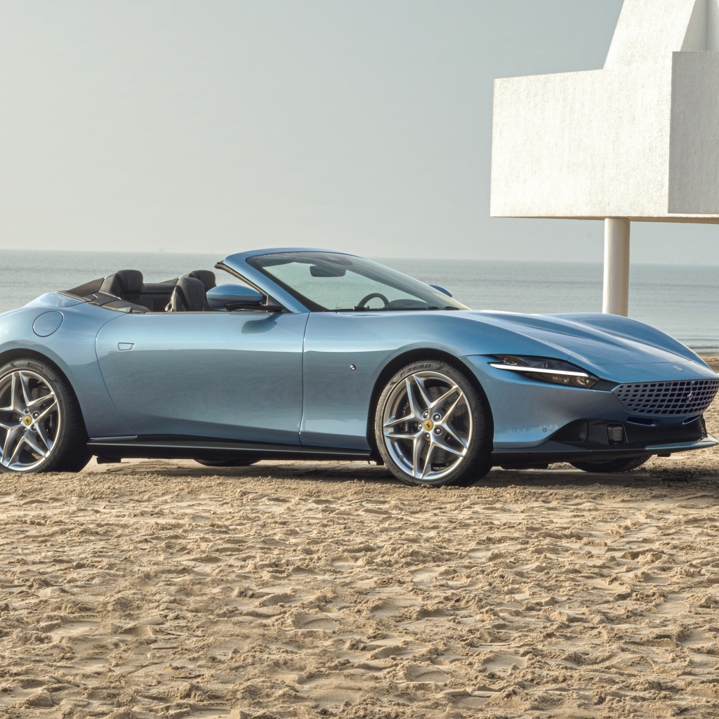 Автомобиль Ferrari Roma Spider 2023 года стоит на песке