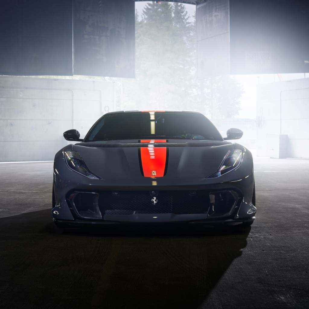 Красивый автомобиль Ferrari 812 вид спереди