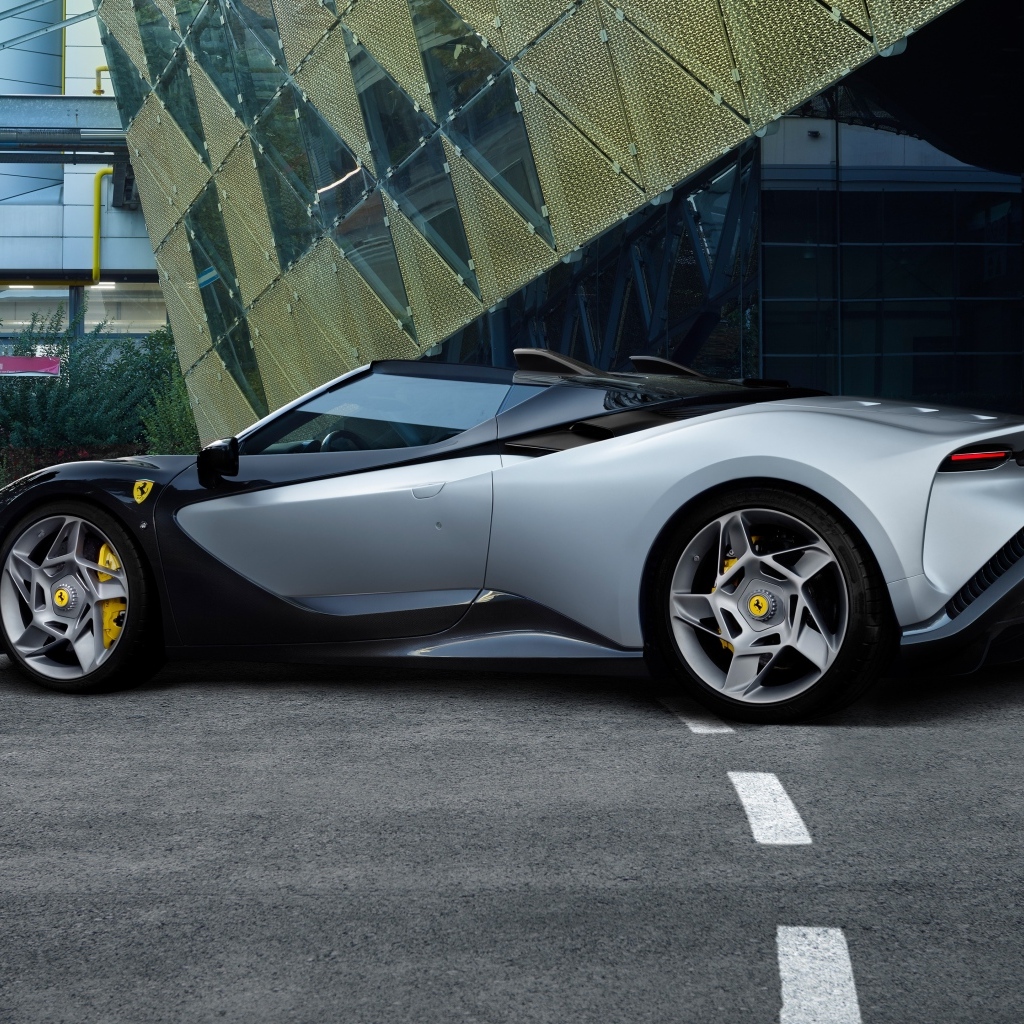 Красивый дорогой спортивный автомобиль Ferrari SP-8