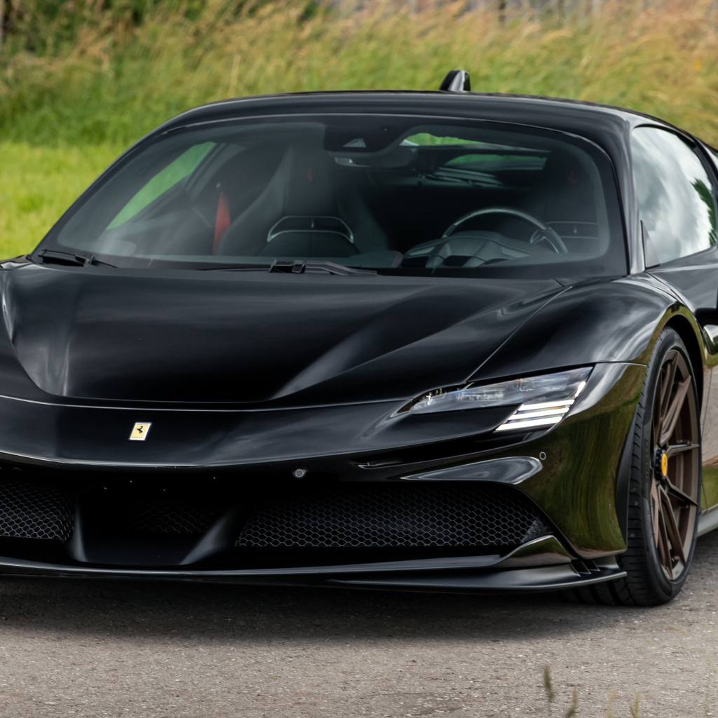 Черный Novitec Ferrari SF90 Stradale вид спереди