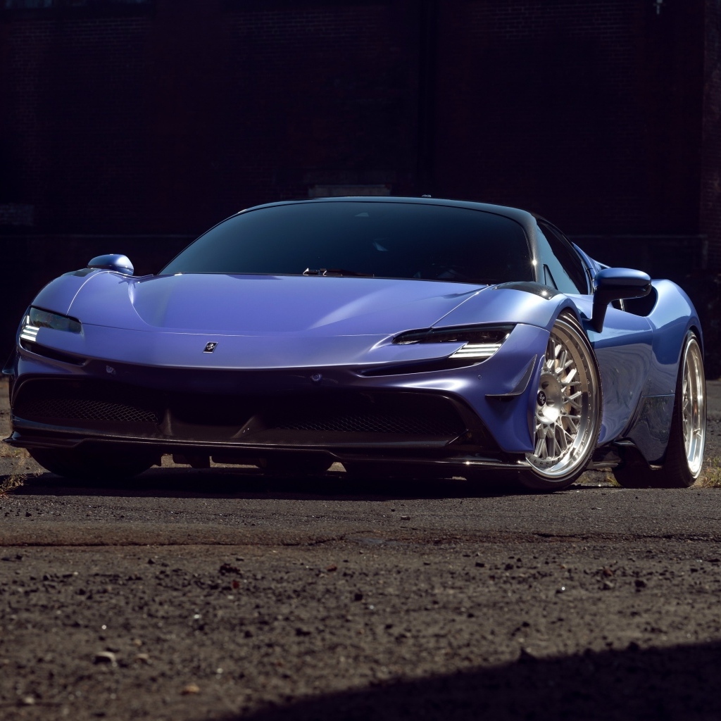 Синий автомобиль Ferrari SF90 Spider вид спереди