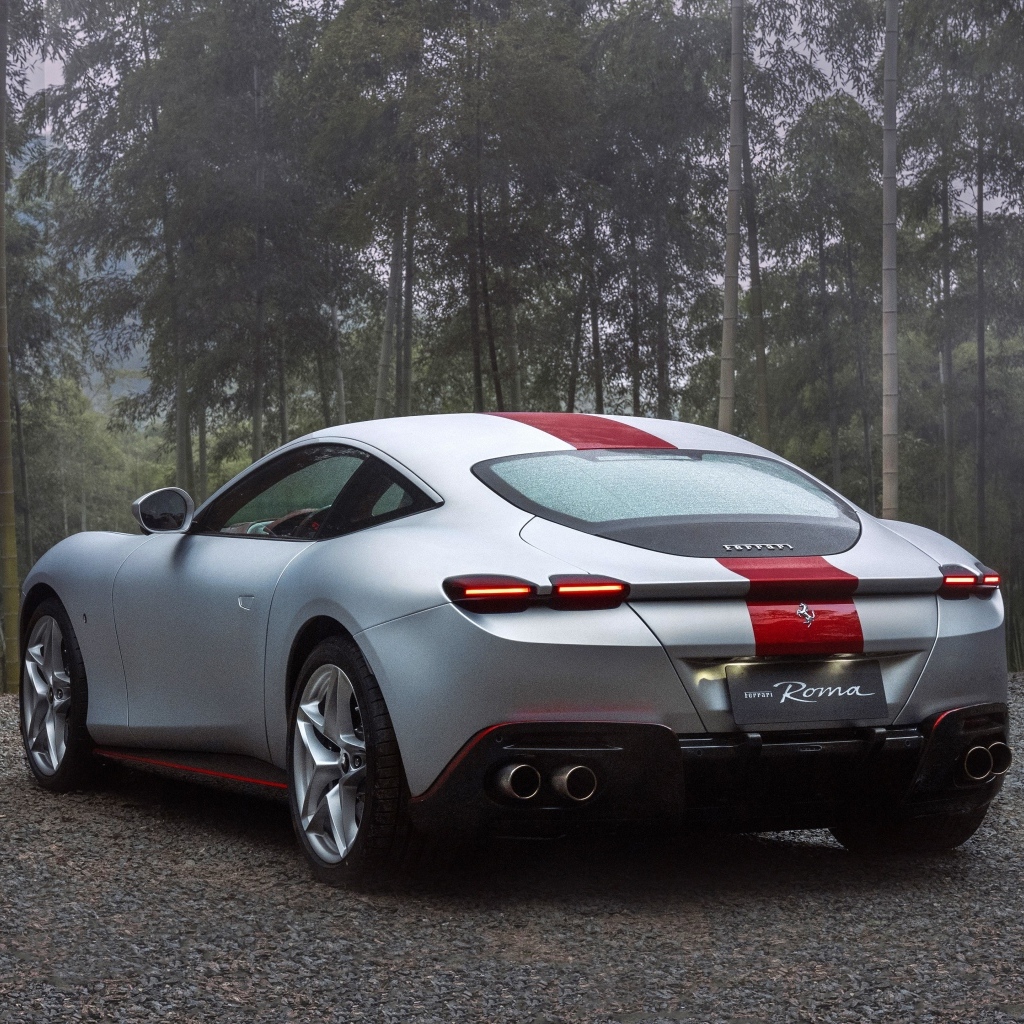 Автомобиль Ferrari Roma 30th Anniversary 2023  вид сзади