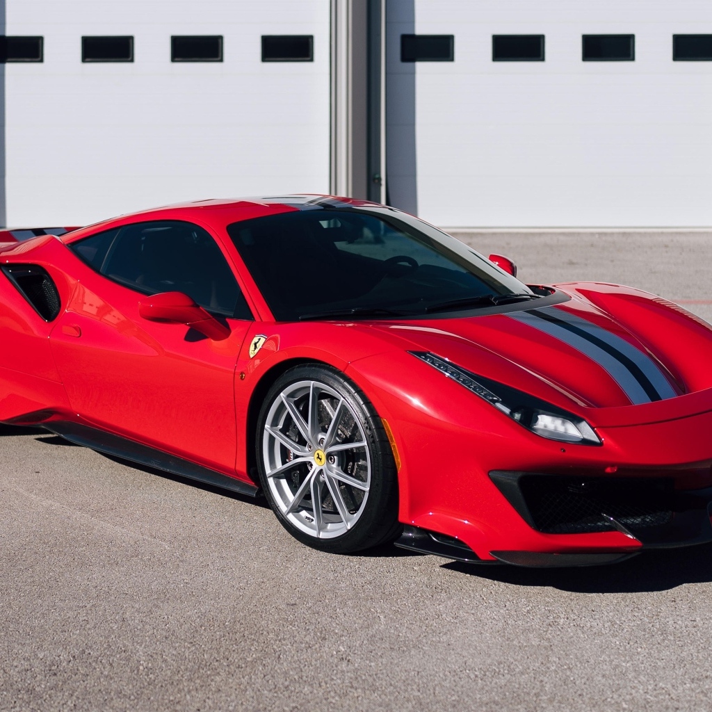Дорогой красный автомобиль Ferrari 488 Pista