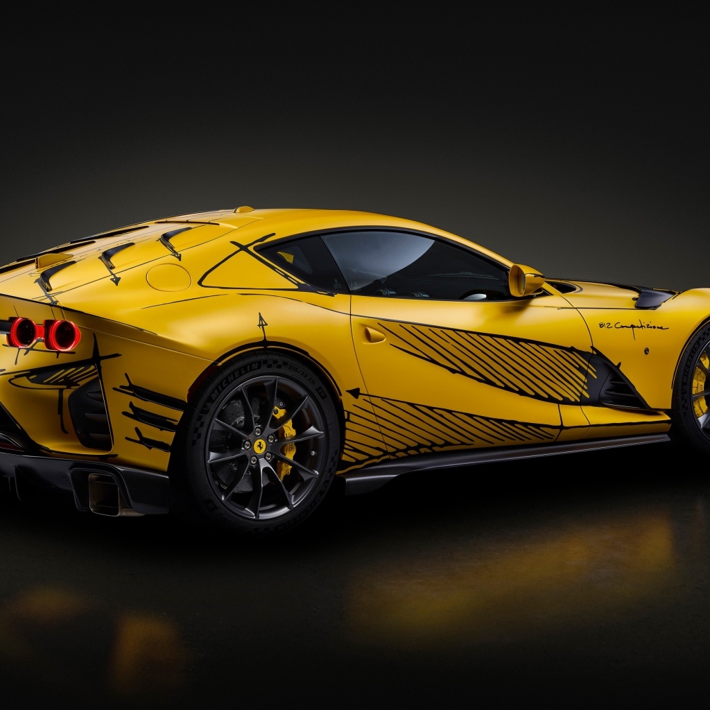 Дорогой спортивный автомобиль Ferrari 812 вид сзади