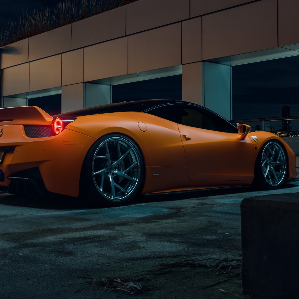 Автомобиль Ferrari 458  вид сзади