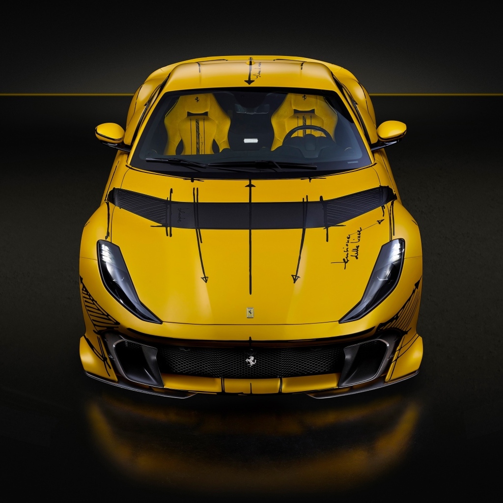 Автомобиль Ferrari 812  года на черном фоне