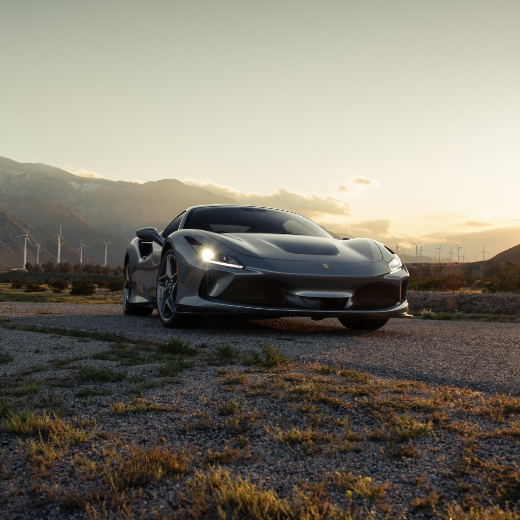 Автомобиль Ferrari F8 Tributo в лучах солнца