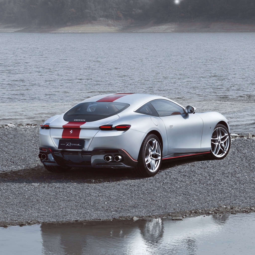 Автомобиль Ferrari Roma 30th Anniversary 2023 у воды
