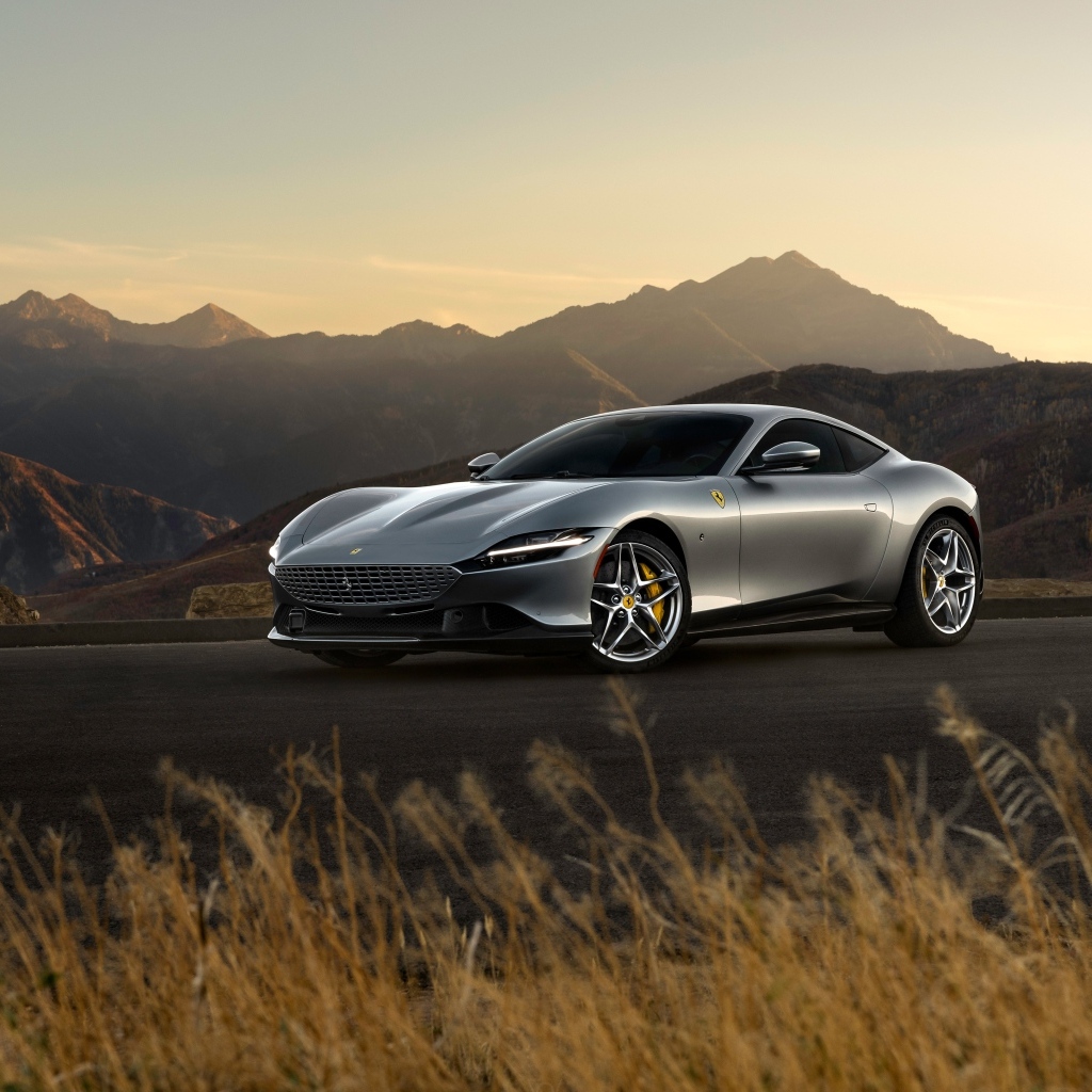 Автомобиль Ferrari Roma на фоне гор