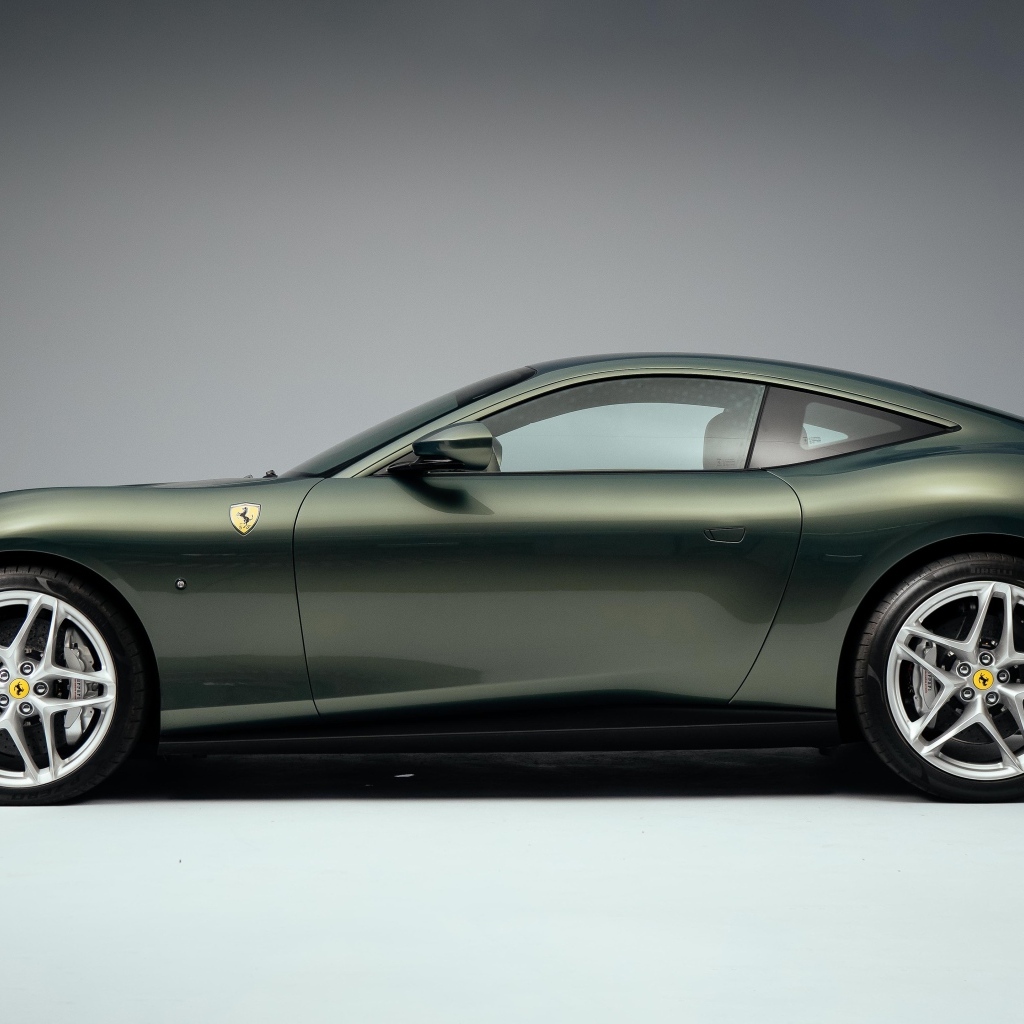 Автомобиль Ferrari Roma вид сбоку