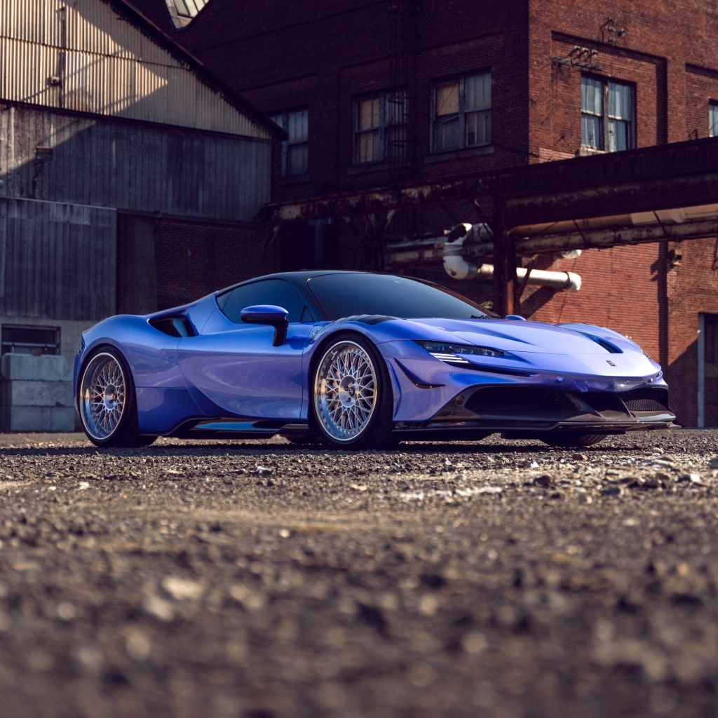 Автомобиль Ferrari SF90 Spider на фоне здания