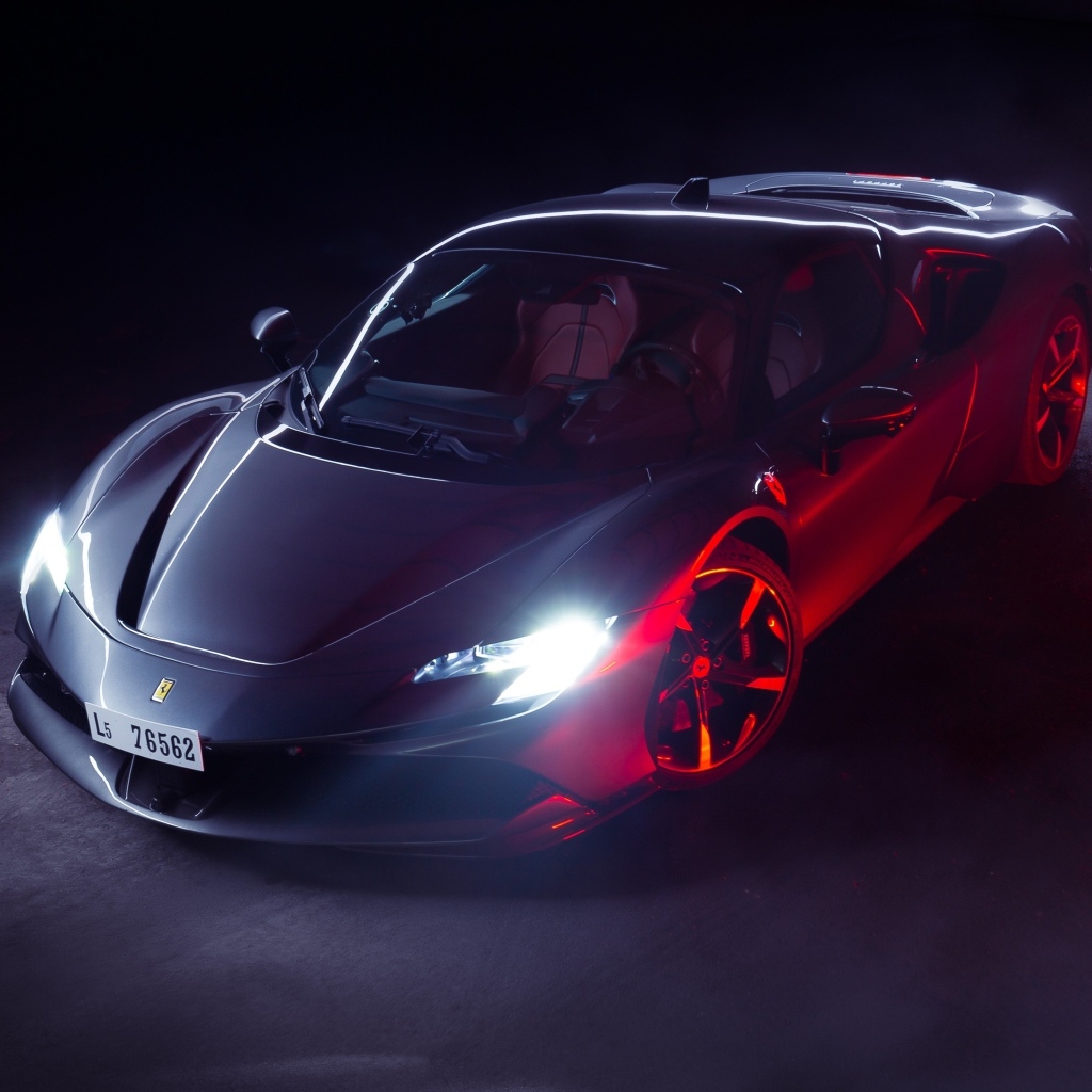 Автомобиль Ferrari SF90 Stradale с включенными фарами
