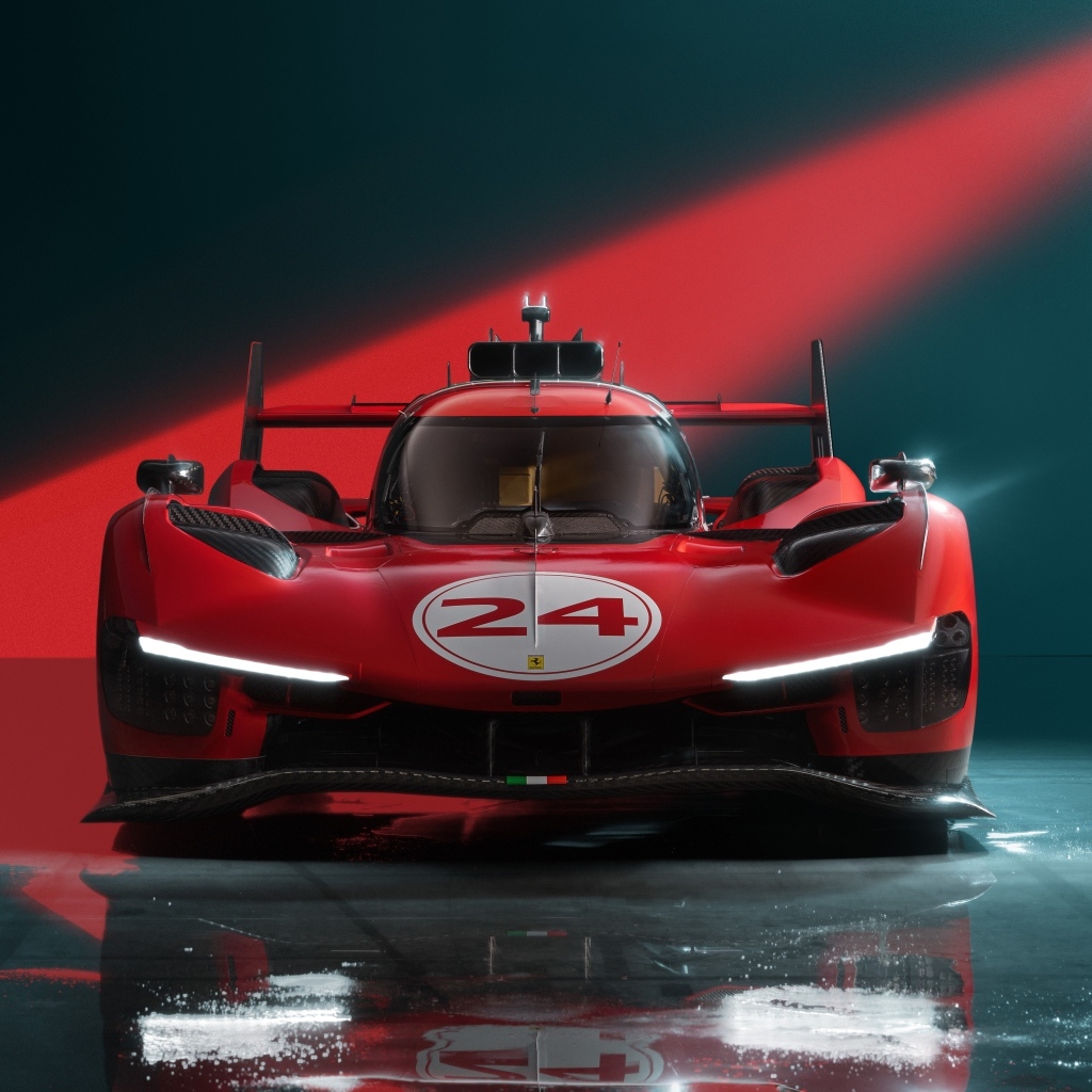 Вид спереди на гоночный автомобиль Ferrari 499P Modificata