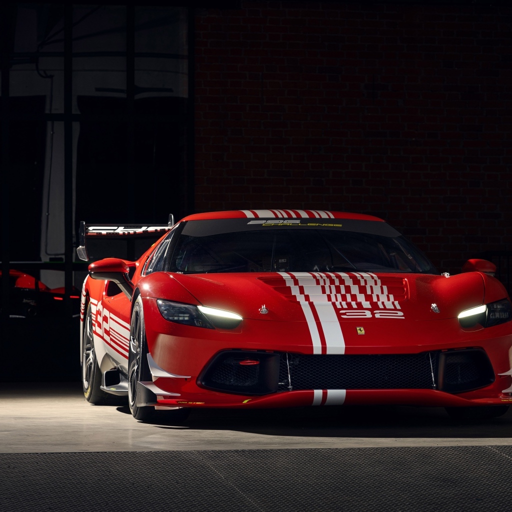 Вид спереди на автомобиль Ferrari 296 Challenge