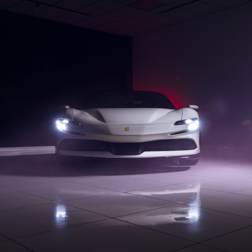 Вид спереди на автомобиль  Ferrari SF90 Stradale