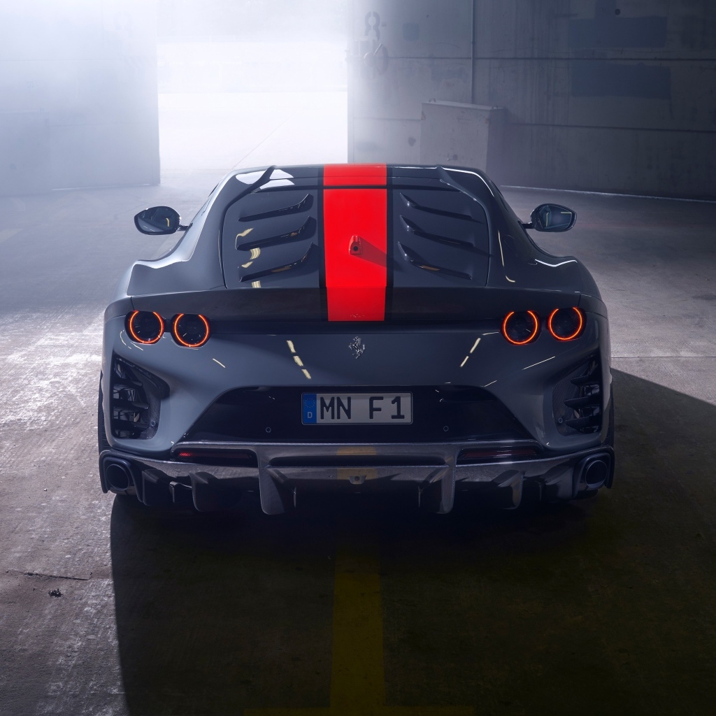 Серый спортивный автомобиль Ferrari 812 вид сзади