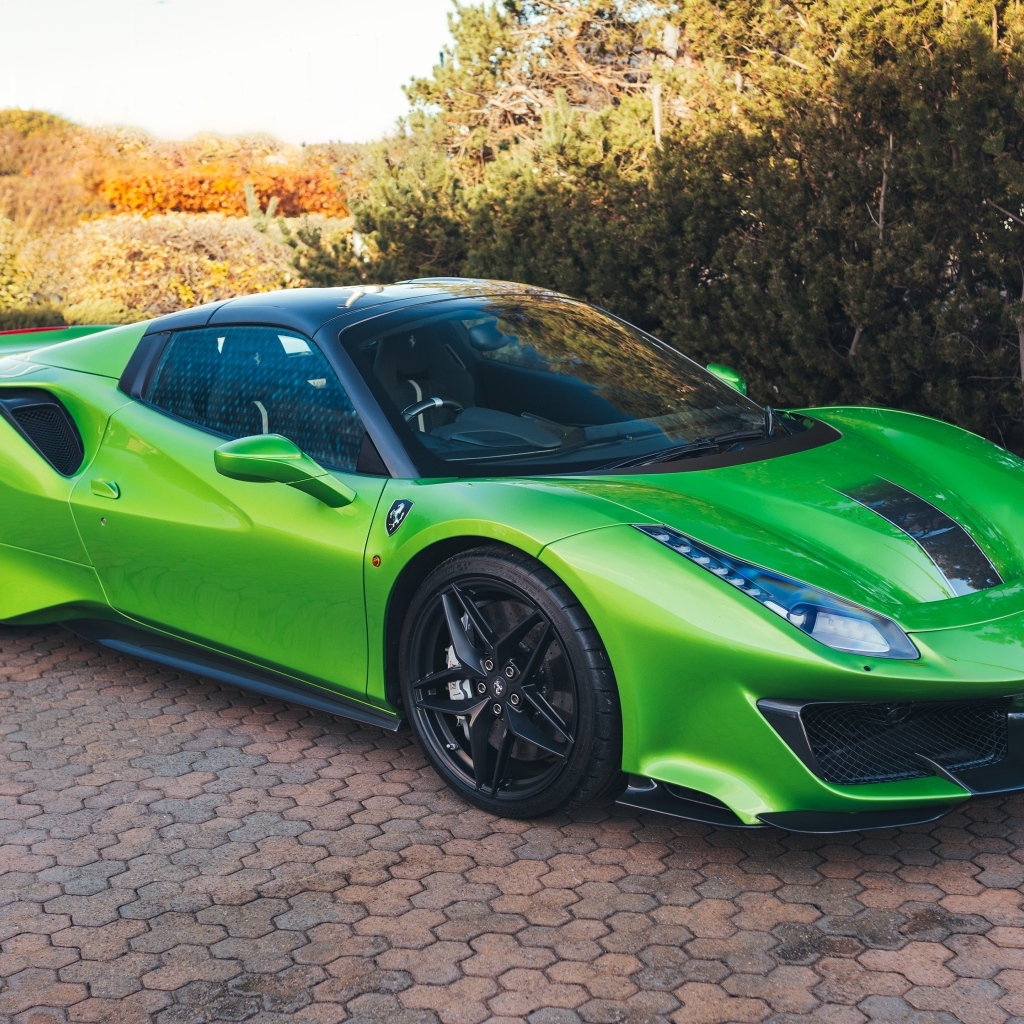 Зеленый автомобиль Ferrari 488 Pista Spider