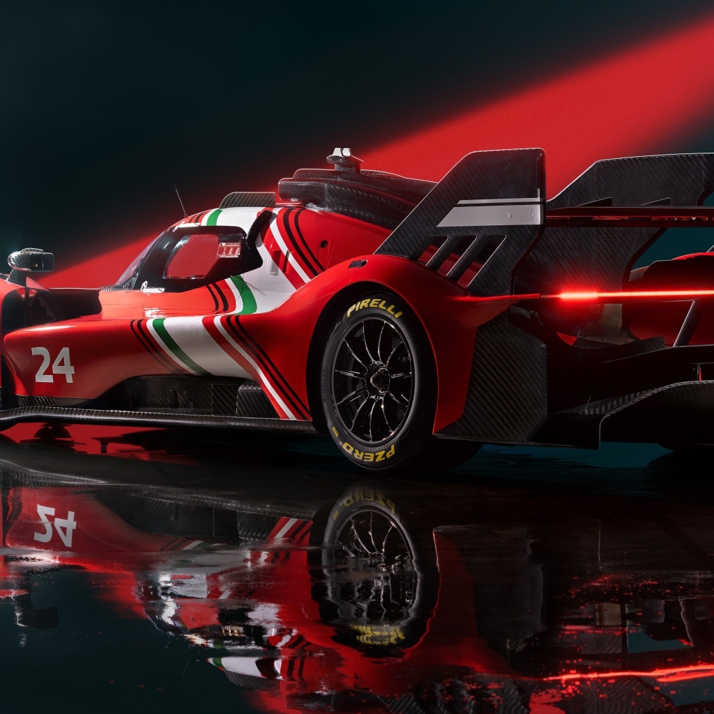 Вид сзади на спортивный автомобиль Ferrari 499P Modificata