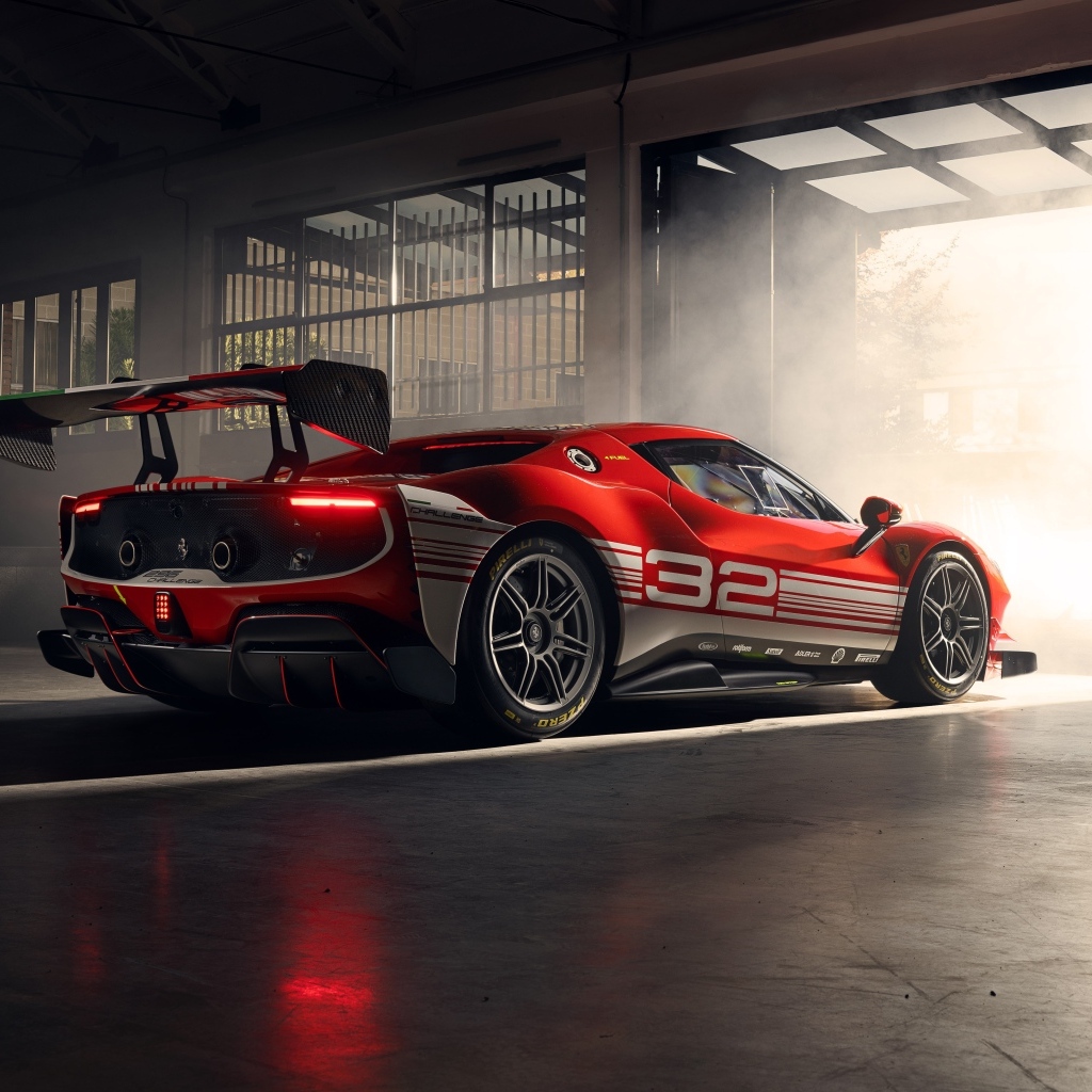 Вид сзади на автомобиль Ferrari 296 Challenge 2023 года