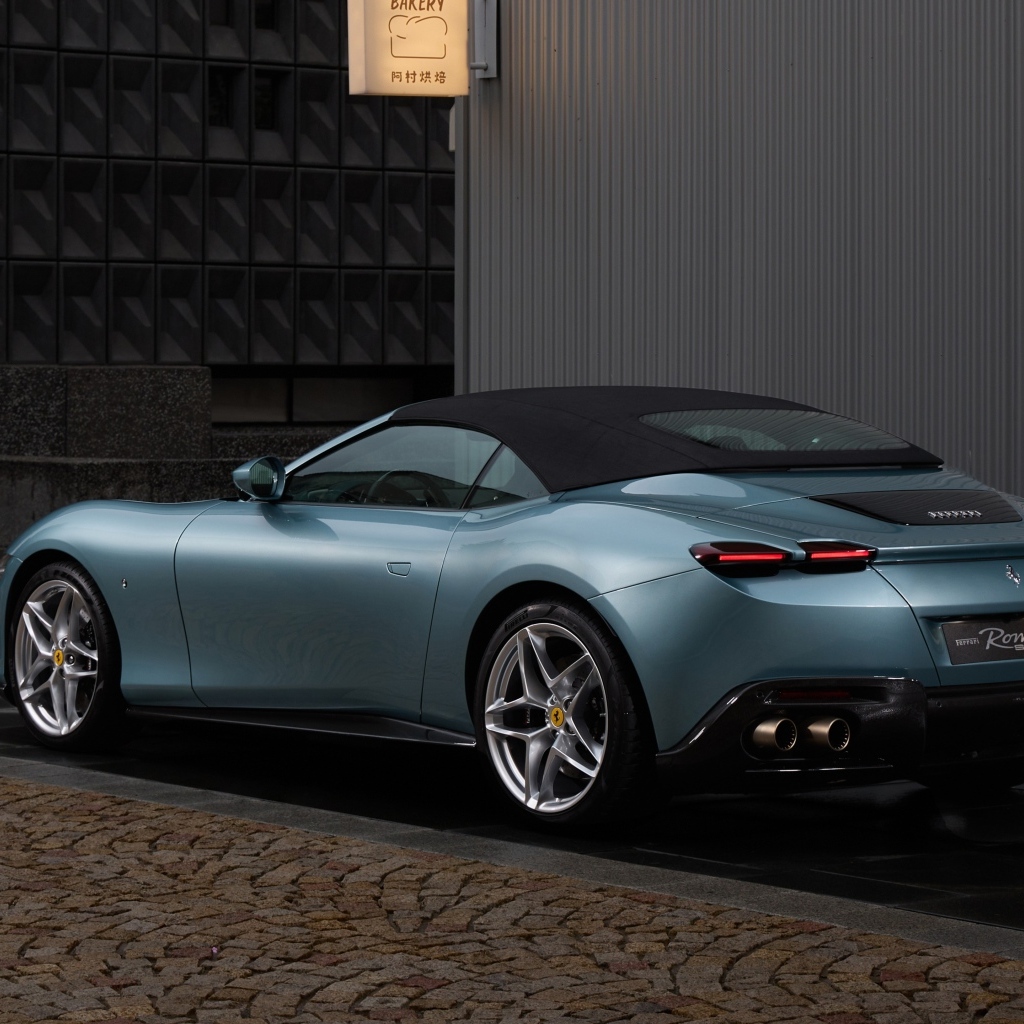 Вид сзади на автомобиль Ferrari Roma Spider 2023 года