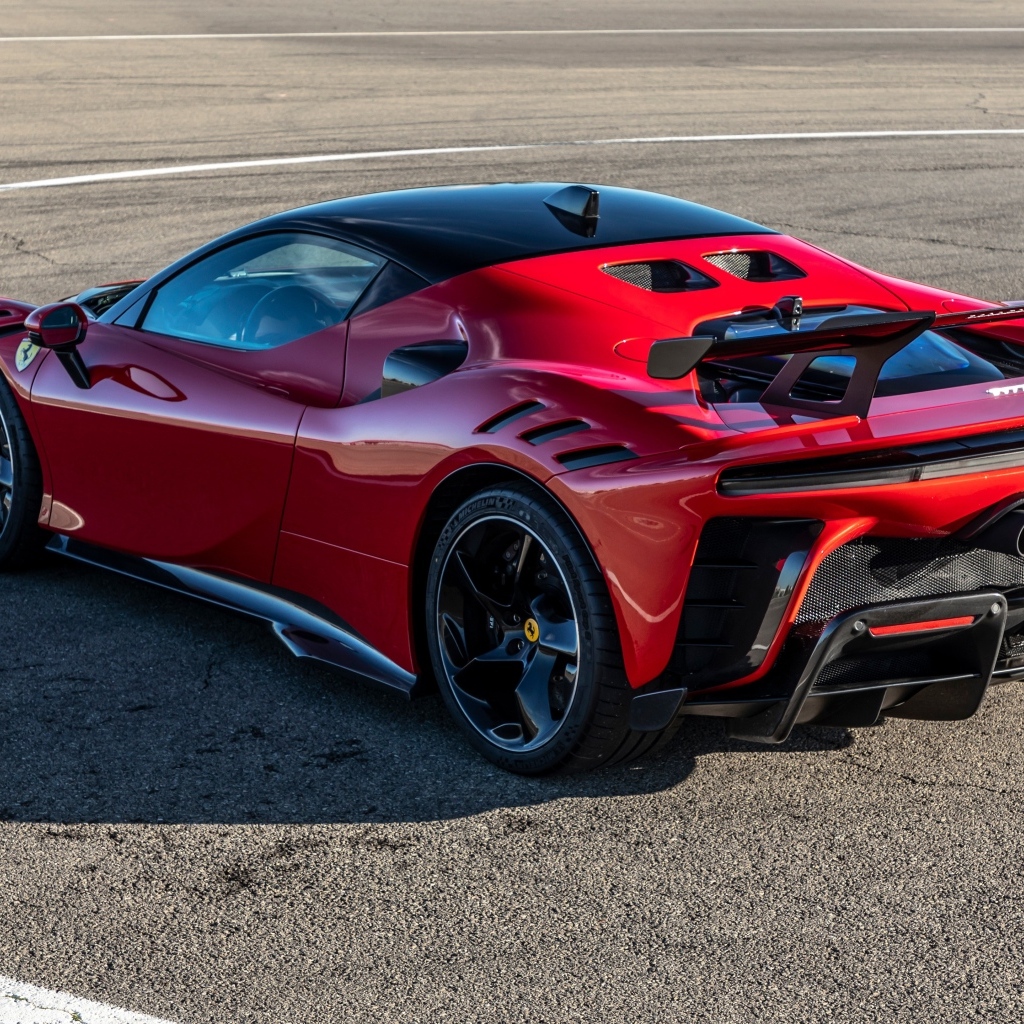 Вид сзади на автомобиль Ferrari SF90 XX Stradale 2023 года