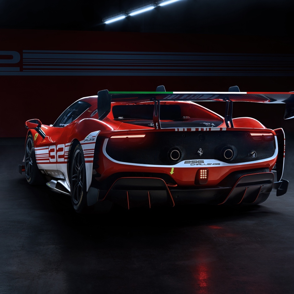 Вид сзади на спортивный автомобиль Ferrari 296 Challenge 2023