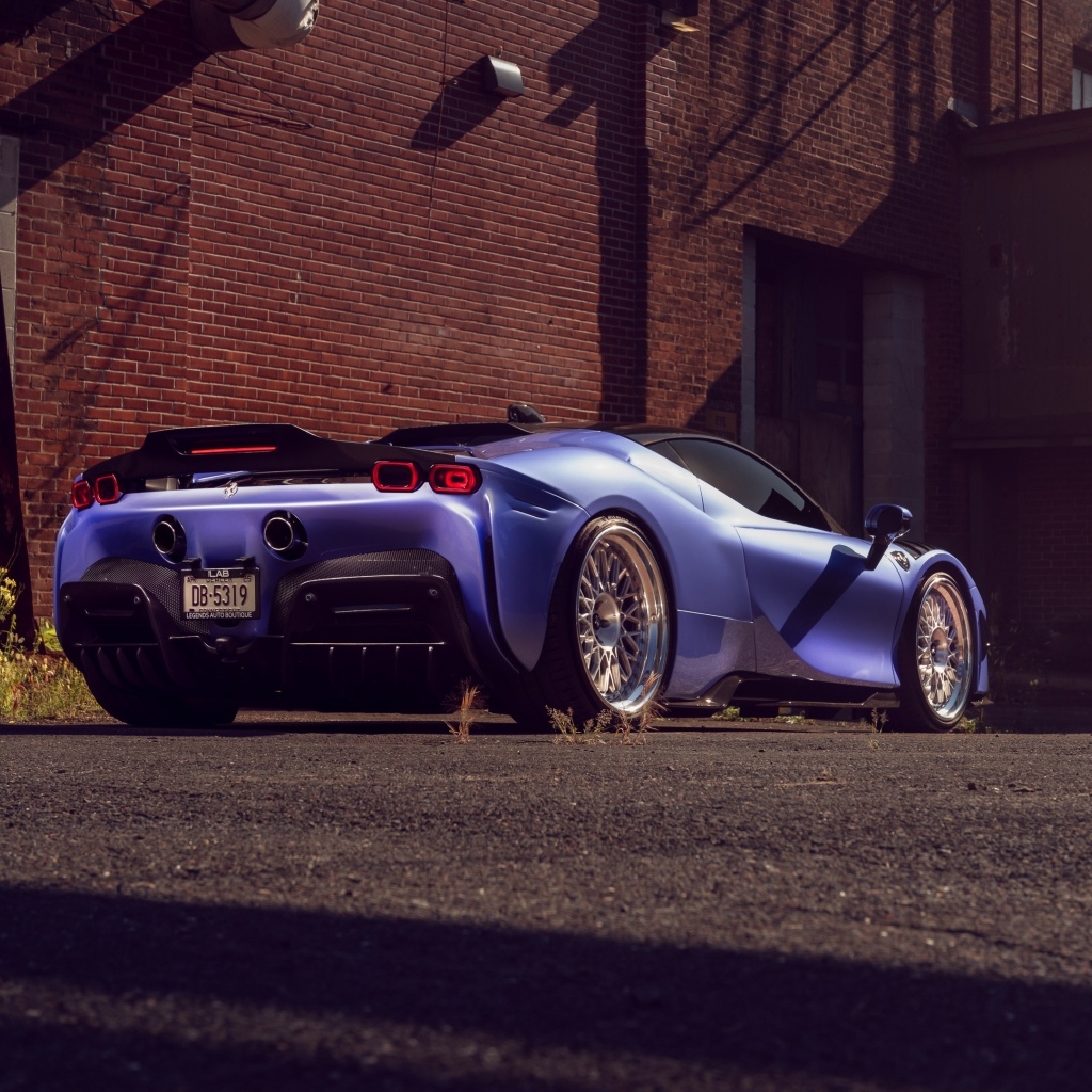 Вид сзади на автомобиль Ferrari SF90 Spider